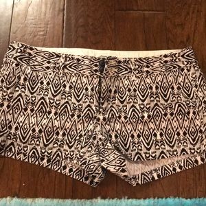 Black and white American Eagle shorts - size 10